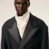 Manteau long noir en laine smockée à double boutonnage