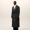 Manteau long noir en laine smockée à double boutonnage