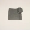 Mini-jupe à ceinture à grande boucle en cuir de chèvre gris