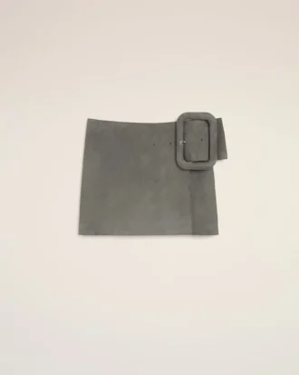 Mini-jupe à ceinture à grande boucle en cuir de chèvre gris