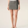 Mini-jupe à ceinture à grande boucle en cuir de chèvre gris