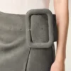 Mini-jupe à ceinture à grande boucle en cuir de chèvre gris