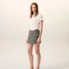 Mini-jupe à ceinture à grande boucle en cuir de chèvre gris
