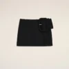 Mini-jupe en laine vierge noire avec ceinture à grande boucle