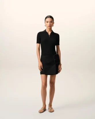 Mini-jupe en laine vierge noire avec ceinture à grande boucle