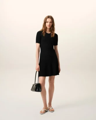 Mini-robe en maille noire à godets