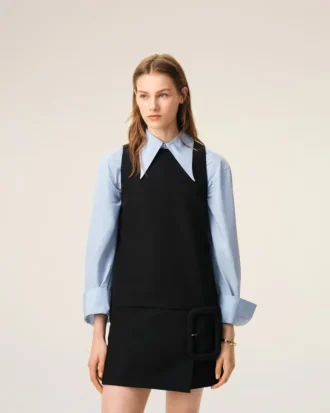 Mini-robe noire en laine vierge avec ceinture