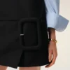 Mini-robe noire en laine vierge avec ceinture