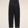 Pantalon en satin noir avec ceinture à boucle