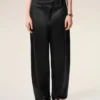 Pantalon en satin noir avec ceinture à boucle