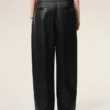 Pantalon en satin noir avec ceinture à boucle