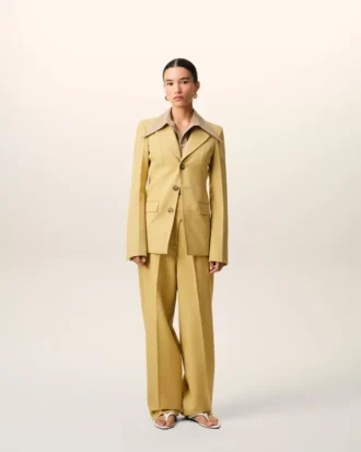 Pantalon jaune en laine vierge avec ceinture enveloppante