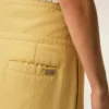 Pantalon jaune en laine vierge avec ceinture enveloppante