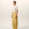 Pantalon jaune en laine vierge avec ceinture enveloppante