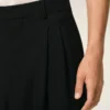 Pantalon large taille basse en laine vierge noire