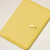 Porte-cartes Ami de Coeur en cuir de vachette jaune