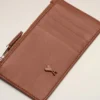 Porte-cartes Ami de Coeur en cuir de vachette marron avec fermeture éclair