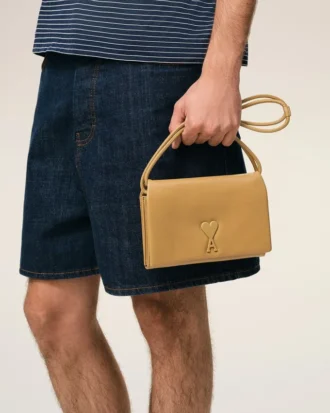 Portefeuille Voulez-Vous en cuir de vachette jaune avec lanière