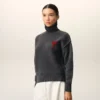 Pull à col cheminée en laine grise avec motif Ami de Coeur contrasté
