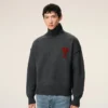 Pull à col cheminée en laine grise avec motif Ami de Coeur contrasté