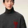 Pull à col cheminée en laine grise avec motif Ami de Coeur contrasté