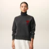 Pull à col cheminée en laine grise avec motif Ami de Coeur contrasté