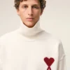 Pull à col cheminée en laine naturelle avec motif Ami de Coeur contrasté