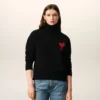 Pull à col cheminée en laine noire avec motif « Ami de Coeur » contrasté