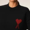 Pull à col rond en laine noire avec motif Ami de Coeur contrasté