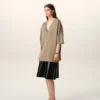 Pull à manches courtes en laine beige, col en V