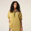 Pull à manches courtes et col en V en laine jaune