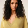 Pull à manches courtes et col en V en laine jaune