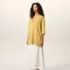 Pull à manches courtes et col en V en laine jaune