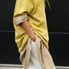 Pull à manches courtes et col en V en laine jaune