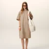 Robe en coton beige à col montant et boutons
