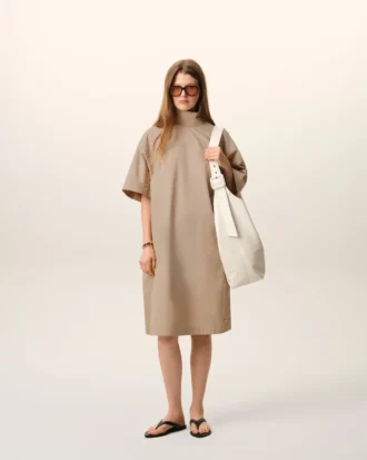 Robe en coton beige à col montant et boutons