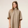 Robe en coton beige à col montant et boutons