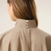 Robe en coton beige à col montant et boutons
