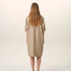 Robe en coton beige à col montant et boutons