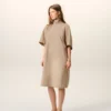 Robe en coton beige à col montant et boutons