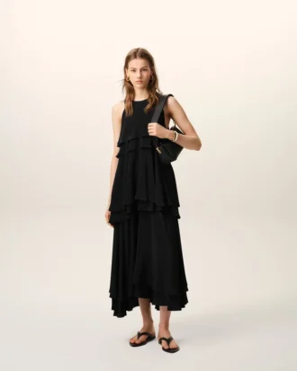 Robe longue noire en soie mélangée à volants