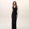 Robe longue sans manches en satin noir