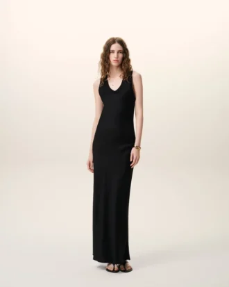 Robe longue sans manches en satin noir