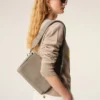 Sac messager à rabat en cuir de vache gris