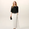 T-shirt à manches courtes en satin noir avec bordures côtelées