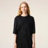 T-shirt à manches courtes en satin noir avec bordures côtelées