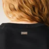 T-shirt à manches courtes en satin noir avec bordures côtelées