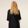 T-shirt à manches courtes en satin noir avec bordures côtelées