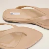 Tongs à bout pointu en cuir d&rsquo;agneau beige