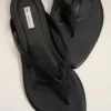 Tongs à bout pointu en cuir d&rsquo;agneau noir